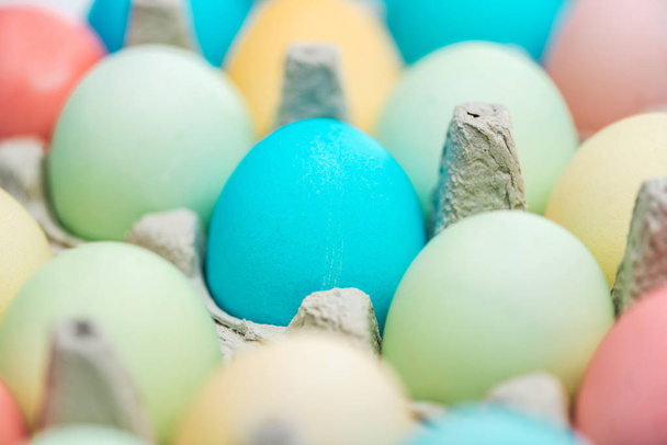 primer plano de huevos de Pascua pastel en recipientes de papel, enfoque selectivo
 - Foto, imagen