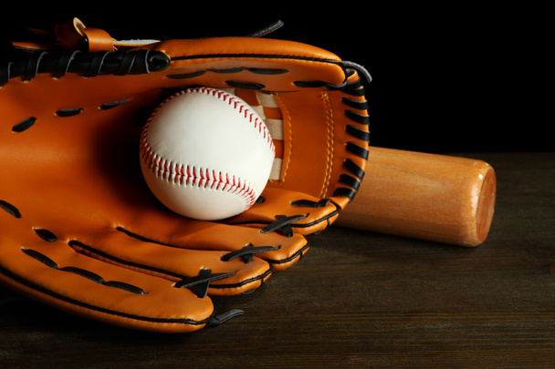 baseballová rukavice, pálku a míč na tmavém pozadí - Fotografie, Obrázek