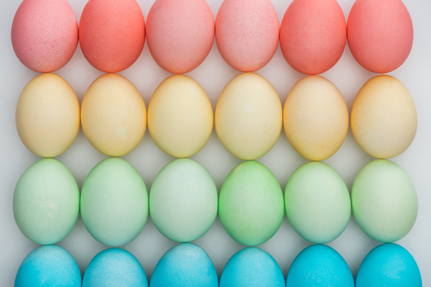 vue de dessus des œufs de Pâques pastel colorés sur gris
 - Photo, image