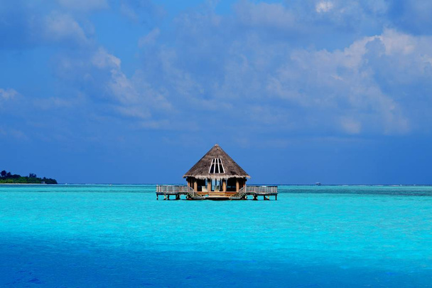 Ονειρεύεται διακοπές στις Μαλδίβες, υπέροχη θάλασσα και καλοί άνθρωποι. - Φωτογραφία, εικόνα