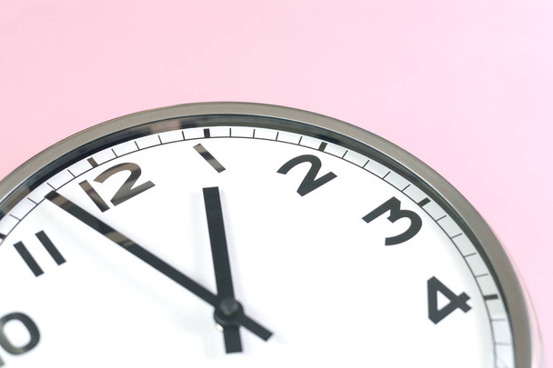 Частина настінного годинника на рожевому фоні
 - Фото, зображення