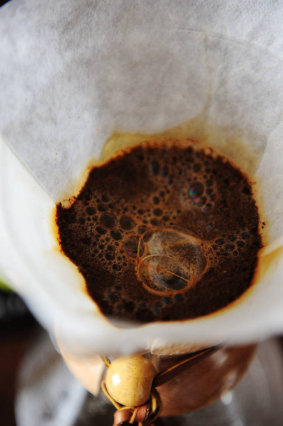 Brassage manuel alternatif de café avec filtre en papier. Blooming close up
 - Photo, image