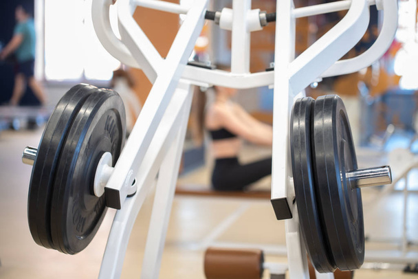 Spor salonunda egzersiz makinesi siyah Fitness Ağırlık plakaları kapatın - Fotoğraf, Görsel