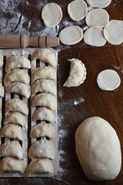 Varenyky (dumplings), until boiling - traditional Ukrainian cuisine - Foto, immagini