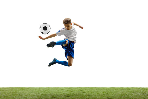Futbol topu üzerinde beyaz izole genç çocuk. futbolcu - Fotoğraf, Görsel