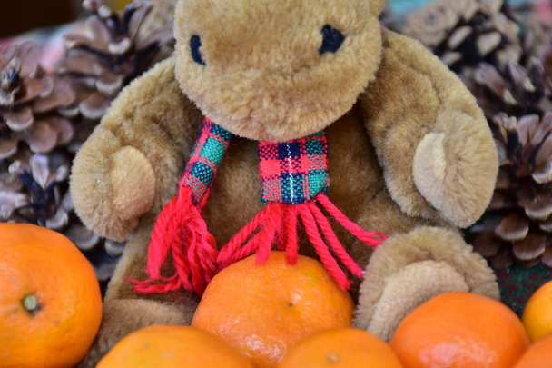 Склад конусів і мандарина з іграшкою для оленів
  - Фото, зображення