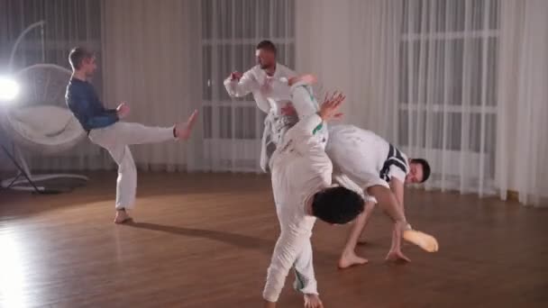 Capoeira. Grupa smortsman szkolenie swoich umiejętności w studio - Materiał filmowy, wideo