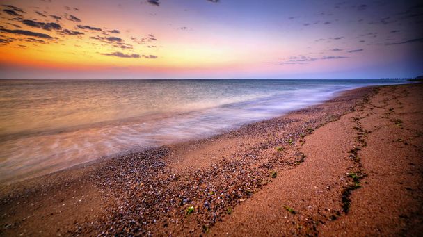 Kaunis auringonnousu rannalla
 - Valokuva, kuva
