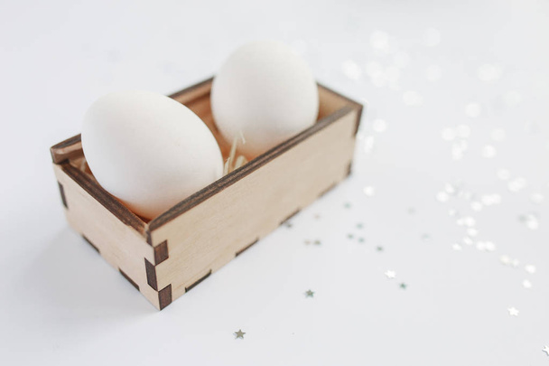 Semana Santa. Huevos de Pascua en una caja de madera. Plata. Bokeh.
. - Foto, Imagen
