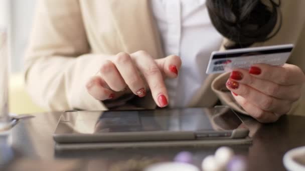 mujer manos con tarjeta de crédito durante las compras a través de Internet utilizando el teléfono inteligente
 - Metraje, vídeo
