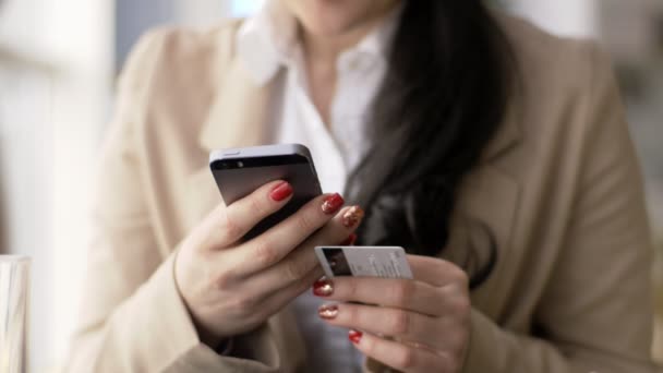 Banca en línea hermosa mujer usando compras de teléfonos inteligentes en línea con tarjeta de crédito en el estilo de vida casero
 - Metraje, vídeo