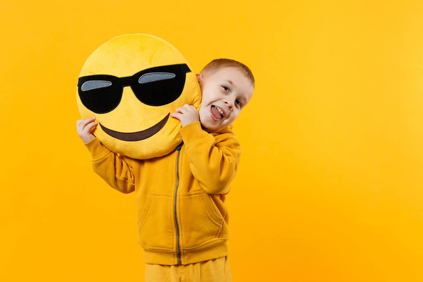 Pieni söpö lapsi poika poika 3-4 vuotta vanha yllään keltaisia vaatteita eristää
 - Valokuva, kuva