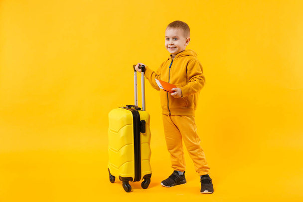Маленький мандрівник-туристичний хлопчик 3-4 роки ізольований на жовтому
 - Фото, зображення