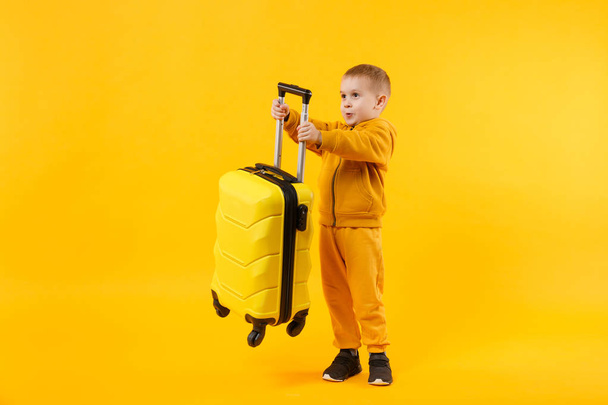 Petit garçon touriste voyageur 3-4 ans isolé sur jaune
 - Photo, image