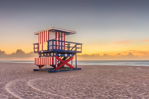 Miami Beach, Florida, USA východ slunce a strážní věž - Fotografie, Obrázek