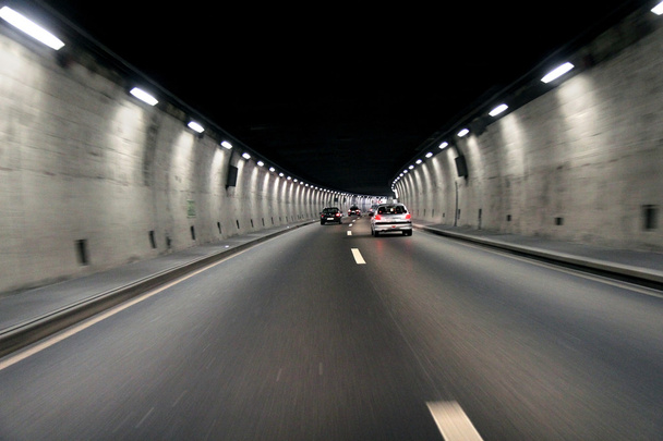 dunkler Tunnel mit fahrenden Autos - Foto, Bild