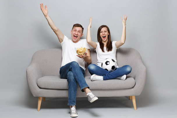 Счастливая пара женщина мужчина футбольные фанаты ликуют в поддержку любимой футболки
 - Фото, изображение
