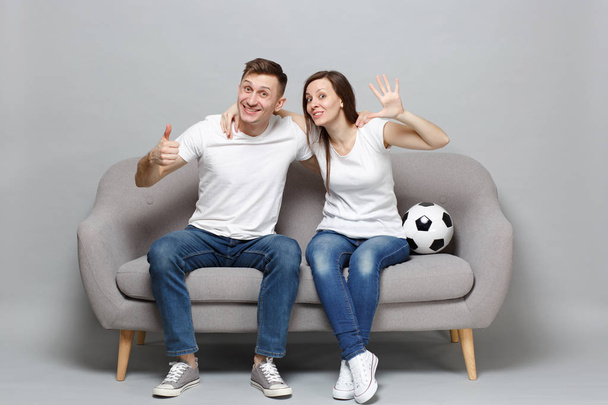 Diversión pareja mujer hombre fútbol fans animar apoyo té favorito
 - Foto, imagen
