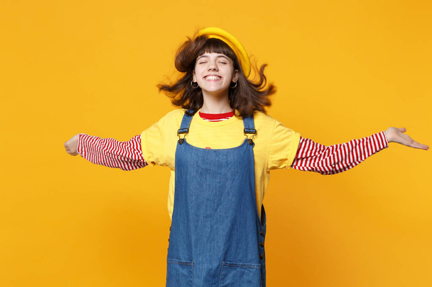 Funny girl dospívající ve francouzském baret, letní Džínové šaty s uzavřeným  - Fotografie, Obrázek