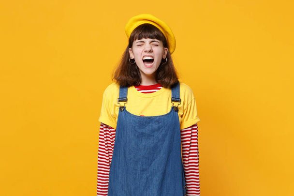 Portret van gekke gillende meisje tiener in Franse baret, denim - Foto, afbeelding