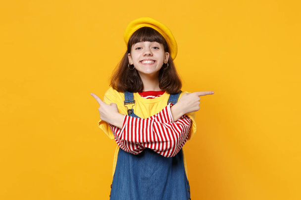 Hymyilevä tyttö teini ranskalainen baskeri, denim sundress tilalla ha
 - Valokuva, kuva