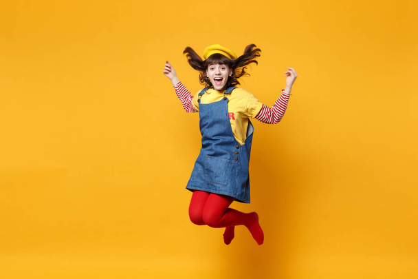 Portret śmieszne dziewczyna nastolatek w francuski beret i denim sundre - Zdjęcie, obraz