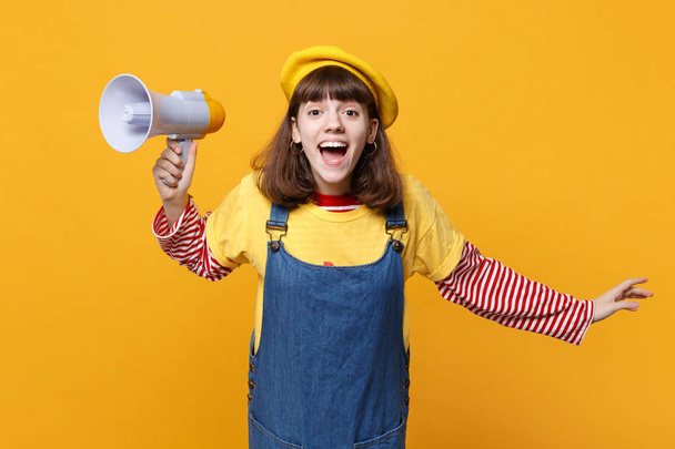 Wesoła dziewczyna nastolatek francuski beret, Letnia sukienka dżinsowa gospodarstwa m - Zdjęcie, obraz
