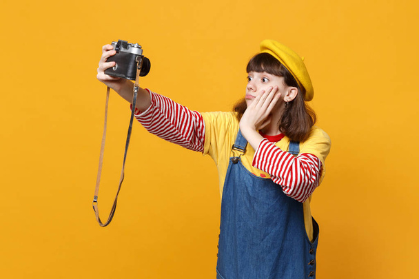 Zakłopotany dziewczyna nastolatek francuski beret robić selfie strzał na ret - Zdjęcie, obraz