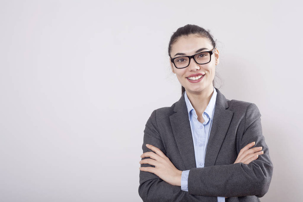 junge Geschäftsfrau auf grauem Hintergrund - Foto, Bild