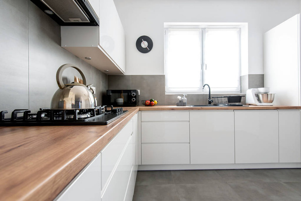 Minimaalinen valkoinen keittiö sisustus puinen työtaso. Oikea kuva
 - Valokuva, kuva