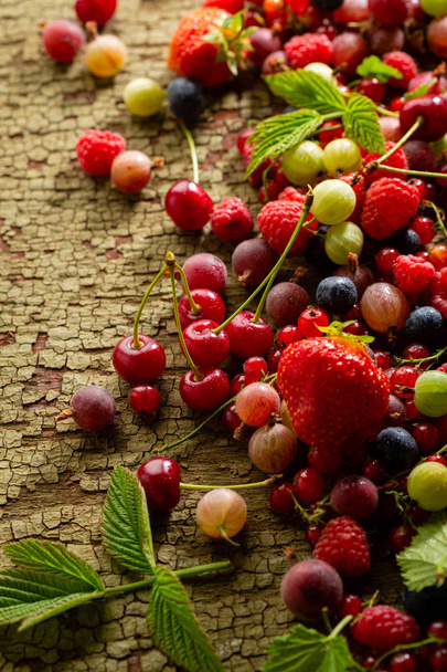 Colorful summer berries on wood - Foto, Imagem
