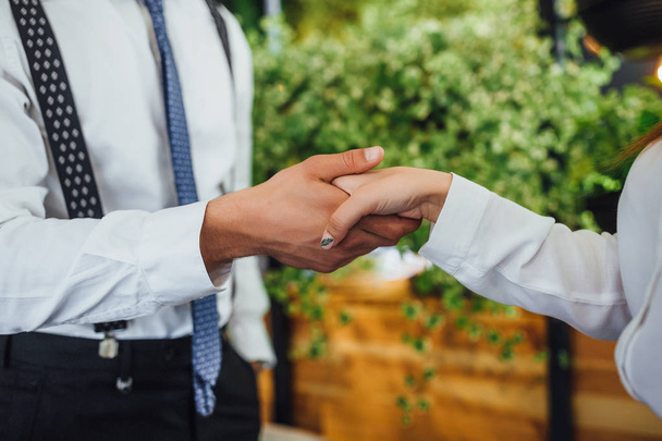 cropped view of employer handshaking with woman, selective focus - Foto, Imagem