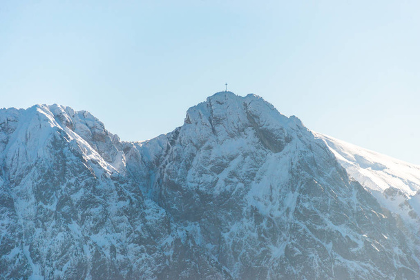 Una splendida vista sulle montagne polacche dei Tatra. Soleggiato, bella giornata d'inverno, montagne innevate e cielo blu. Una croce di metallo visibile sulla cima del Grande Giewont
. - Foto, immagini