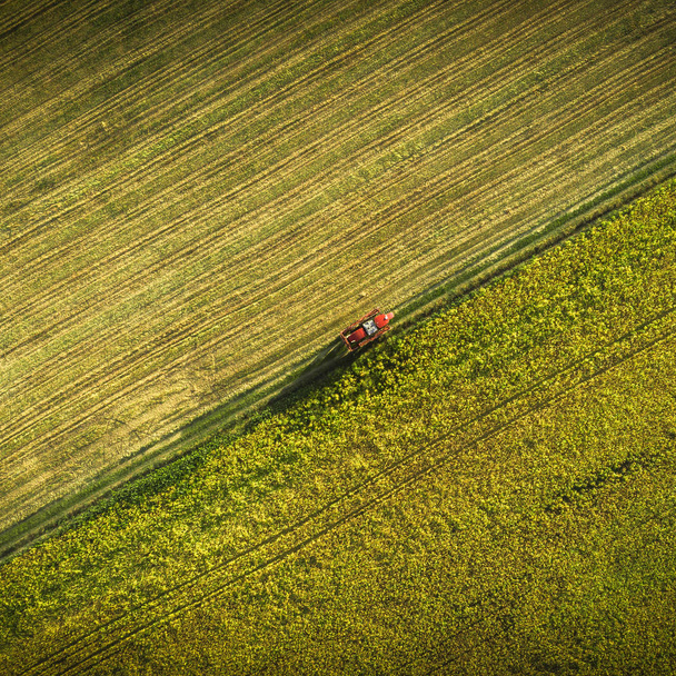 Máquinas agrícolas no campo. Trator com pulverizador. Vista aérea
 - Foto, Imagem