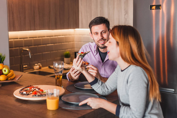 fiatal pár eszik pizza otthon - Fotó, kép