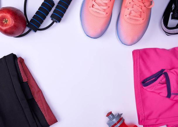 спортивная текстильная обувь и другие предметы для фитнеса
  - Фото, изображение