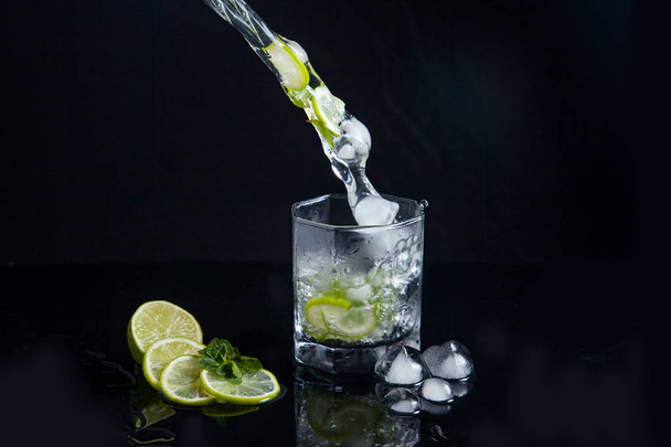Summer cocktail mojito with splash on black background - Fotoğraf, Görsel