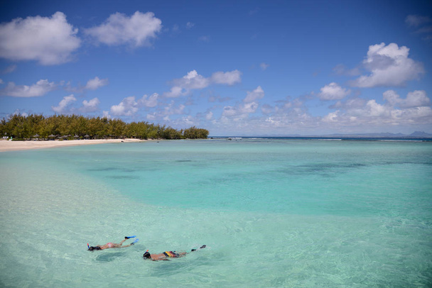 personas disfrutando de snorkel y natación en una playa tropical
 - Foto, imagen