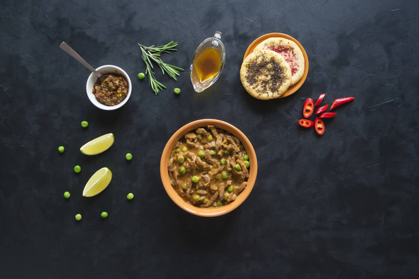 Keema Beef Curry - Carne com ervilhas verdes e caril
 - Foto, Imagem