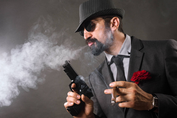 boss mafioso con pistola in mano
 - Foto, immagini