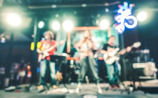Rock-yhtyeen esiintymisen hämärtynyt tausta konserttitapahtumassa - Abstrakti defocused background of live music stage festival - Yöelämän viihdekonsepti - Monivärinen vintage-suodatin
 - Valokuva, kuva