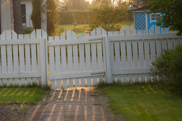 Günbatımı üzerinde kapaklı Beyaz ahşap çit. - Fotoğraf, Görsel