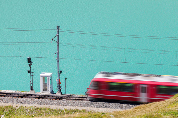 Bernina κόκκινο τραίνο (Ch) - κατά τη μεταφορά στην ακτή της λίμνης λευκό - Φωτογραφία, εικόνα