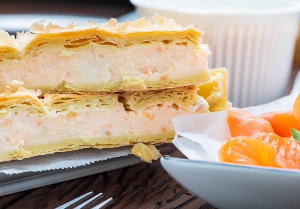 Somon pasta ve taze peynir (puf böreği). Doğal malzemelerle. Ev ve rustik bir görünüm. - Fotoğraf, Görsel