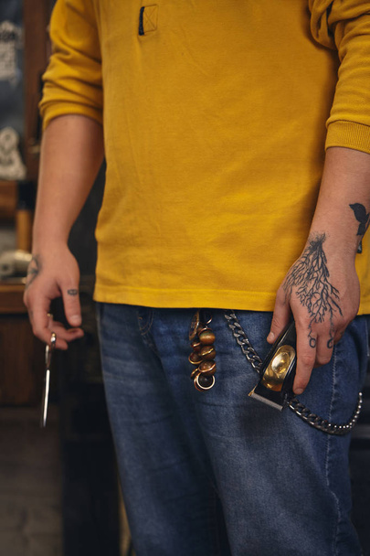 Κομψό κομμωτήριο άνθρωπος με κομμωτικής εργαλεία στα χέρια του προετοιμασία για εργασία - Φωτογραφία, εικόνα