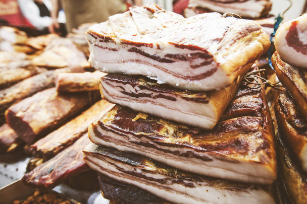 Domácí tradiční jídla uzená slanina na místních farmářů obchodech - Fotografie, Obrázek