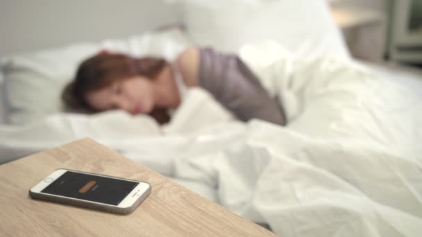 Mobiele alarm wakker vrouw in bed. Tijd in de ochtend wakker. Vrouwelijke nieuwe dag - Video