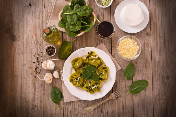 Spinazie ravioli met ricotta kaas vullen. - Foto, afbeelding