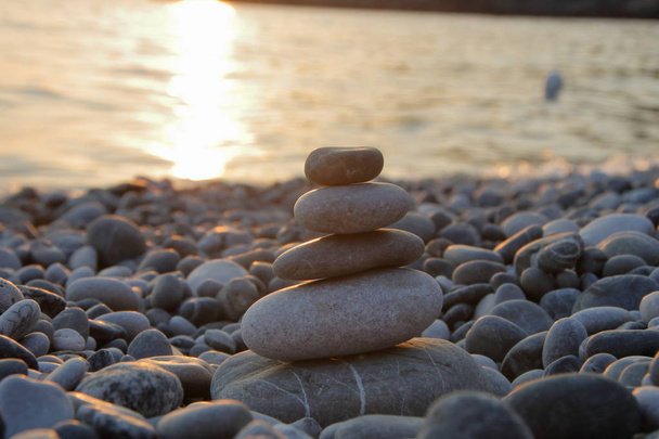 pedras empilhadas ao pôr do sol
 - Foto, Imagem
