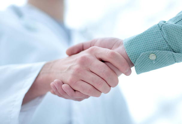 closeup.handshake between doctor and patient. - Foto, imagen